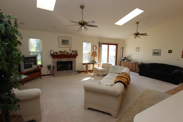 For Sale: 6 Banbury Ct Lake In The Hills, IL 60156