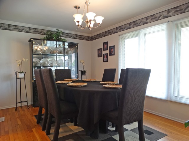 For Sale: 1900 Chippendale Rd Hoffman Estates, IL 60169
