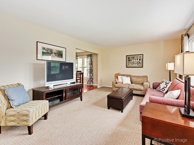 For Sale: 1411 E Hull Dr Wheaton, IL 60189