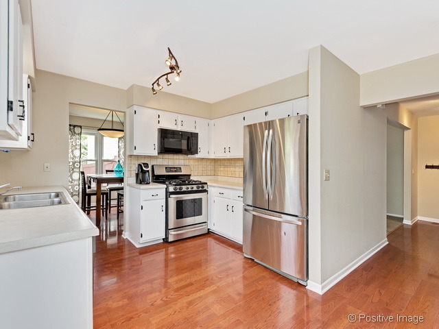 For Sale: 1411 E Hull Dr Wheaton, IL 60189