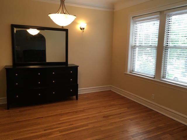 For Sale: 129 Clinton Ave #1V Oak Park, IL 60302
