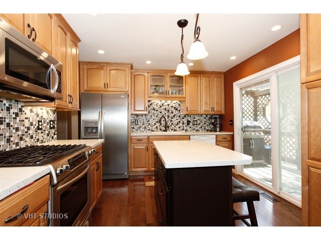 For Sale: 569 Cottonwood Cir Bolingbrook, IL 60440