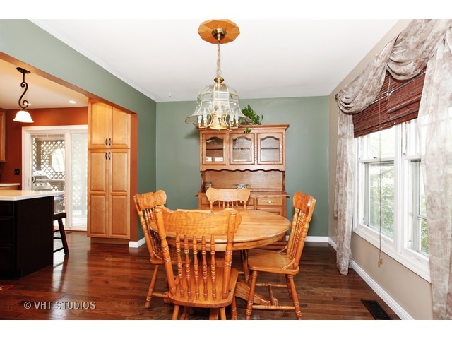 For Sale: 569 Cottonwood Cir Bolingbrook, IL 60440