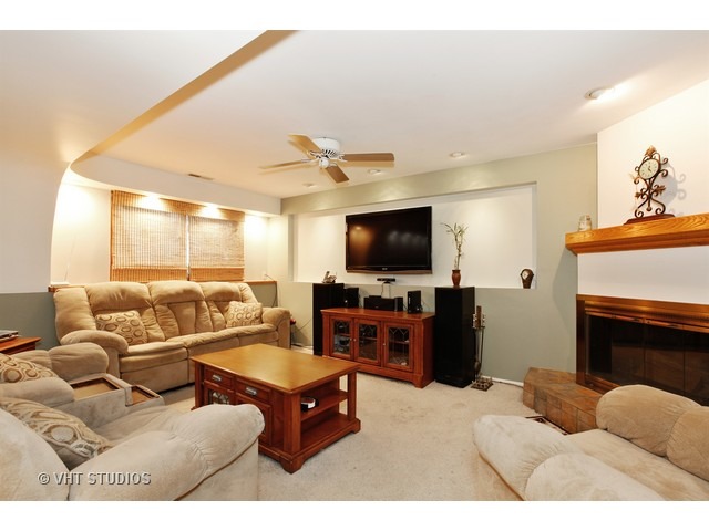 For Sale: 569 Cottonwood Cir Bolingbrook, IL 60440