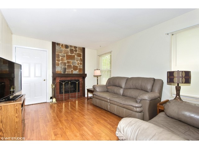 For Sale: 1086 Towner Dr Bolingbrook, IL 60440