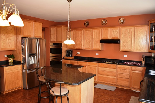 For Sale: 508 W Hillcrest Dr Romeoville, IL 60446