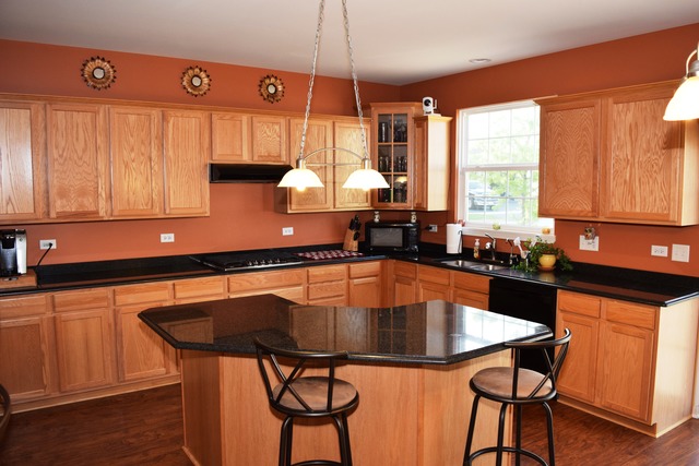 For Sale: 508 W Hillcrest Dr Romeoville, IL 60446