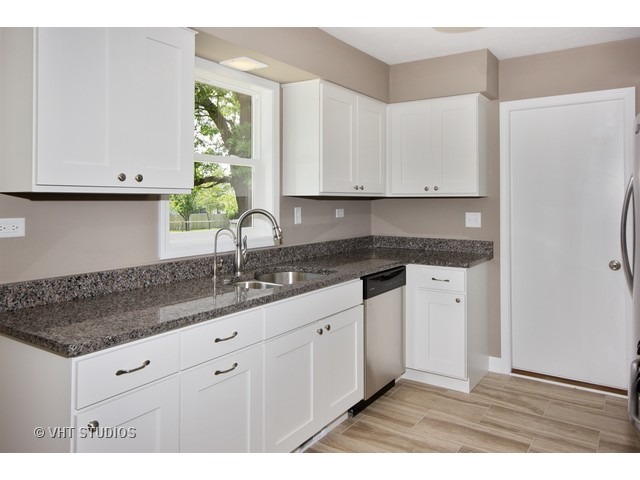 For Sale: 828 Melrose St New Lenox, IL 60451