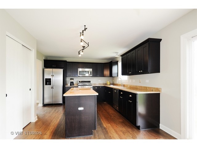 For Sale: 1551 Farmside Ln Bolingbrook, IL 60490