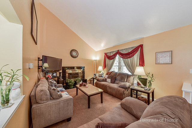 For Sale: 3085 Fox Hill Rd Aurora, IL 60504