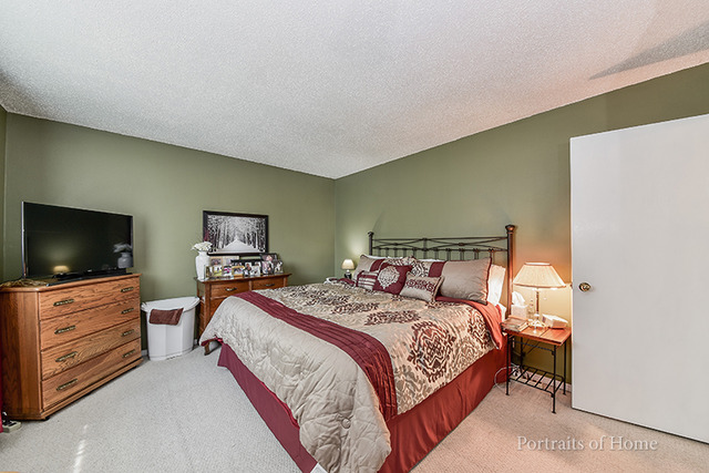 For Sale: 3085 Fox Hill Rd Aurora, IL 60504