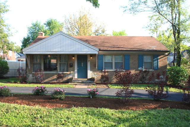 For Sale: 7 Algonquin Rd Clarendon Hills, IL 60514