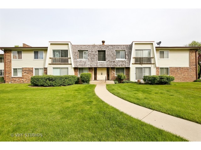 For Sale: 3018 Roberts Dr #APT 1 Woodridge, IL 60517