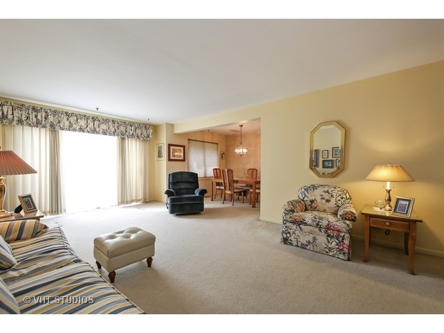 For Sale: 3018 Roberts Dr #APT 1 Woodridge, IL 60517
