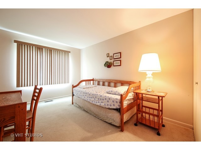 For Sale: 3018 Roberts Dr #APT 1 Woodridge, IL 60517