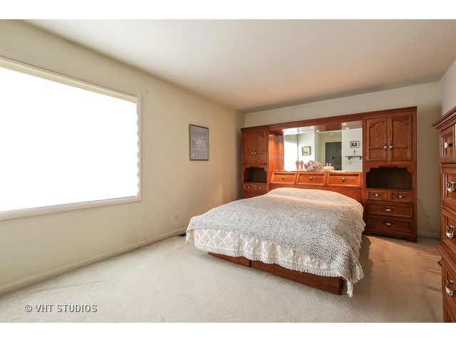 For Sale: 3018 Roberts Dr #APT 1 Woodridge, IL 60517