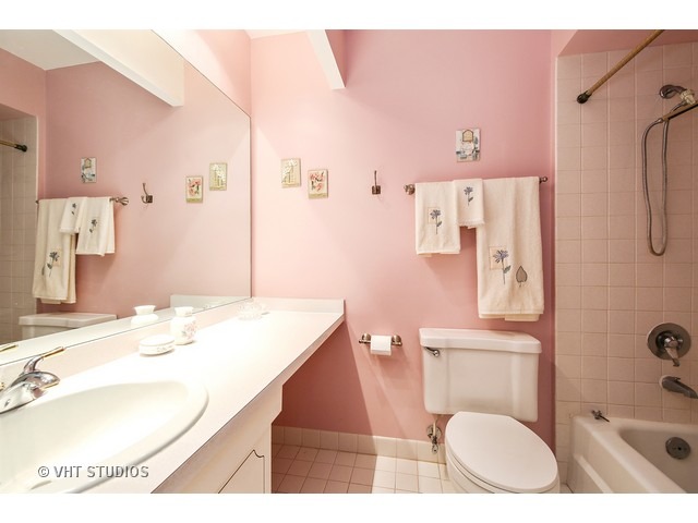 For Sale: 3018 Roberts Dr #APT 1 Woodridge, IL 60517