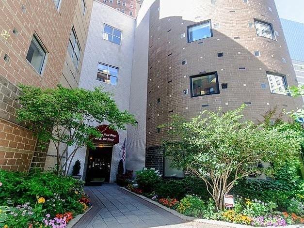 40 E 9th St #1806