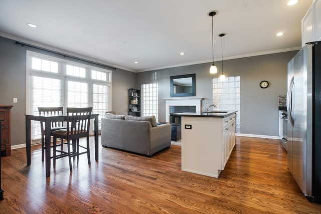 For Sale: 1123 W Grace St #APT 1E Chicago, IL 60613