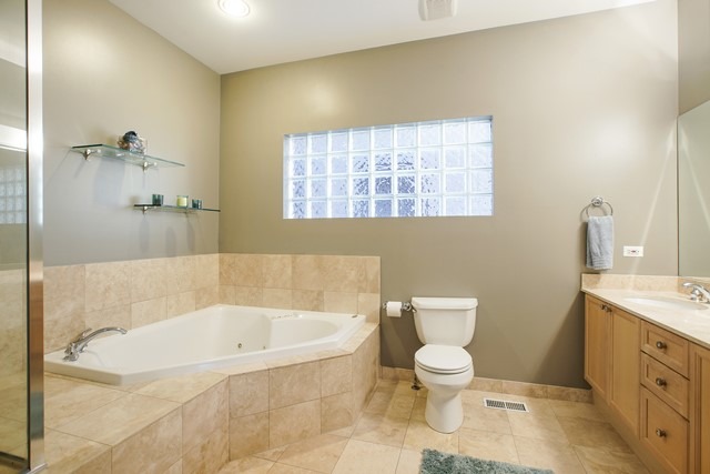 For Sale: 1123 W Grace St #APT 1E Chicago, IL 60613