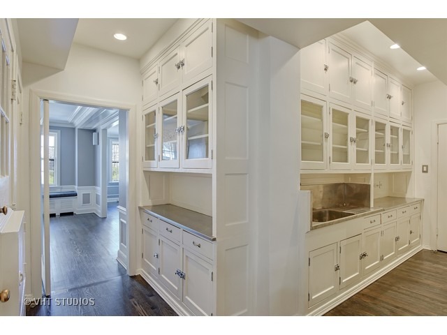 For Sale: 399 W Fullerton Pkwy #APT 8W Chicago, IL 60614