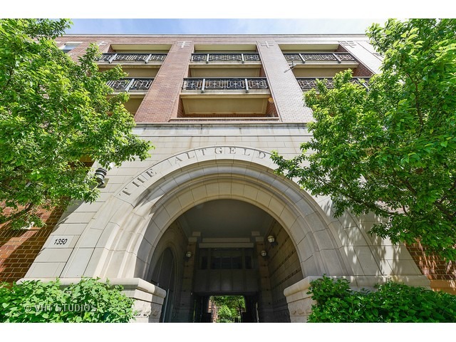 For Sale: 1350 W Fullerton Ave #208 Chicago, IL 60614