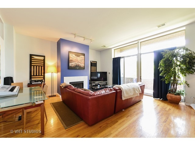 For Sale: 1350 W Fullerton Ave #208 Chicago, IL 60614