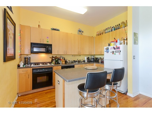 For Sale: 1350 W Fullerton Ave #208 Chicago, IL 60614
