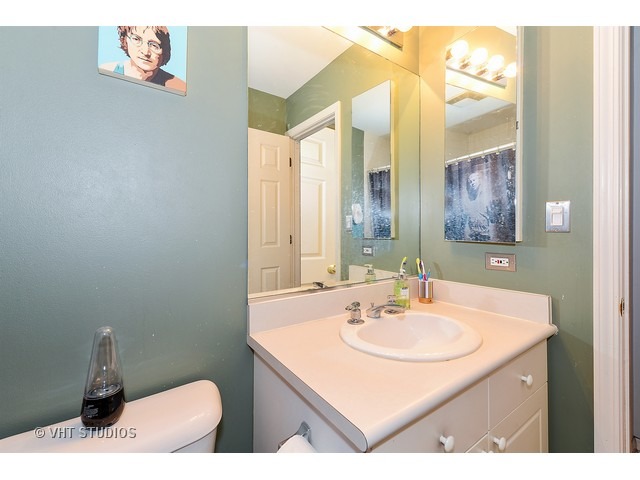For Sale: 1350 W Fullerton Ave #208 Chicago, IL 60614