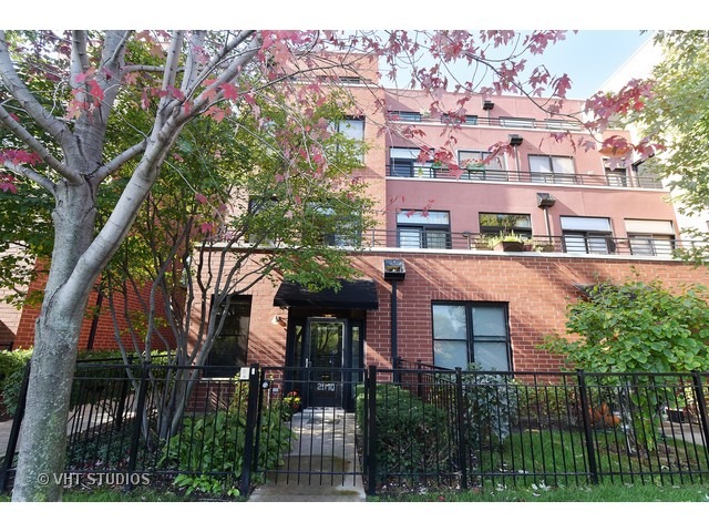 For Sale: 2910 N Riverwalk Dr Chicago, IL 60618