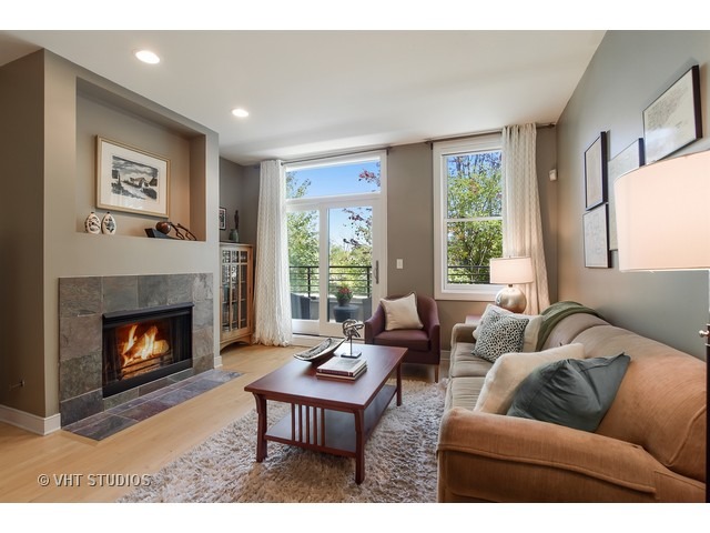 For Sale: 2910 N Riverwalk Dr Chicago, IL 60618