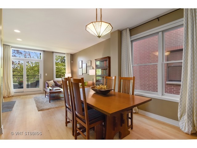 For Sale: 2910 N Riverwalk Dr Chicago, IL 60618