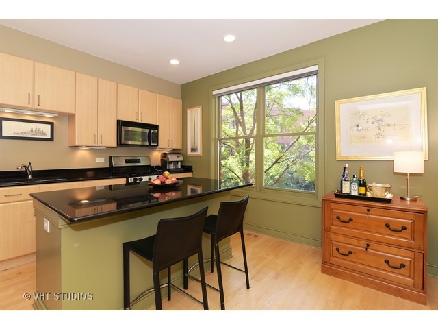 For Sale: 2910 N Riverwalk Dr Chicago, IL 60618