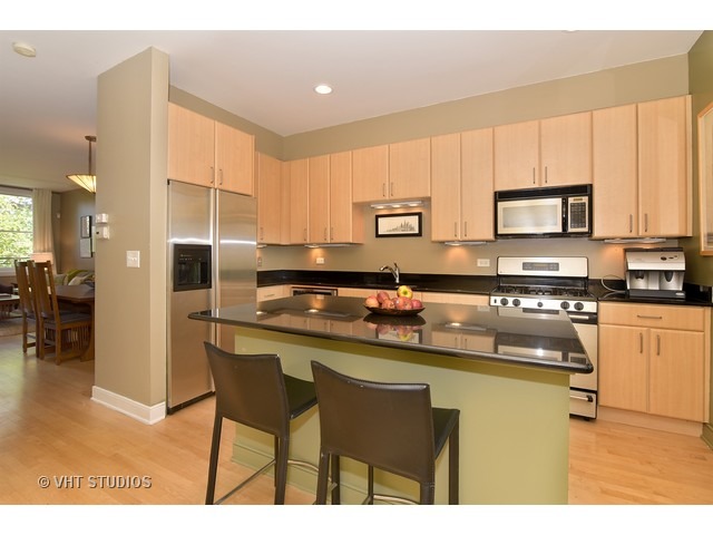 For Sale: 2910 N Riverwalk Dr Chicago, IL 60618