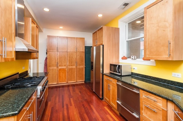 For Sale: 1317 W Greenleaf Ave #1 Chicago, IL 60626