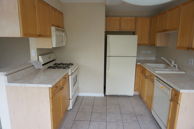 For Sale: 2424 W Estes Ave #APT 2E Chicago, IL 60645