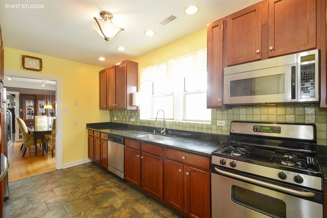 For Sale: 7532 N Damen Ave #4 Chicago, IL 60645