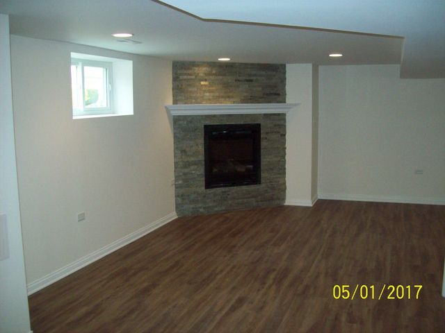3842 W 83rd Pl