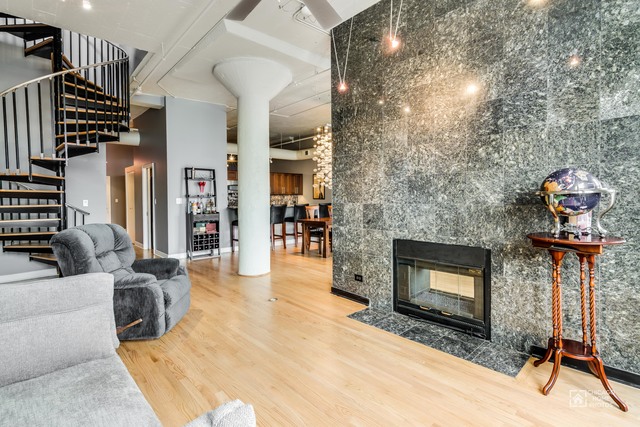 353 W Superior St