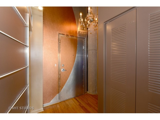 For Sale: 758 N Larrabee St #418 Chicago, IL 60654