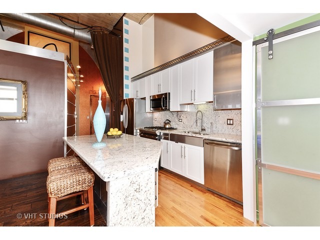 For Sale: 758 N Larrabee St #418 Chicago, IL 60654