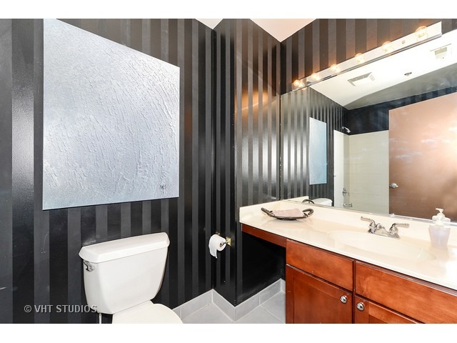 For Sale: 758 N Larrabee St #418 Chicago, IL 60654