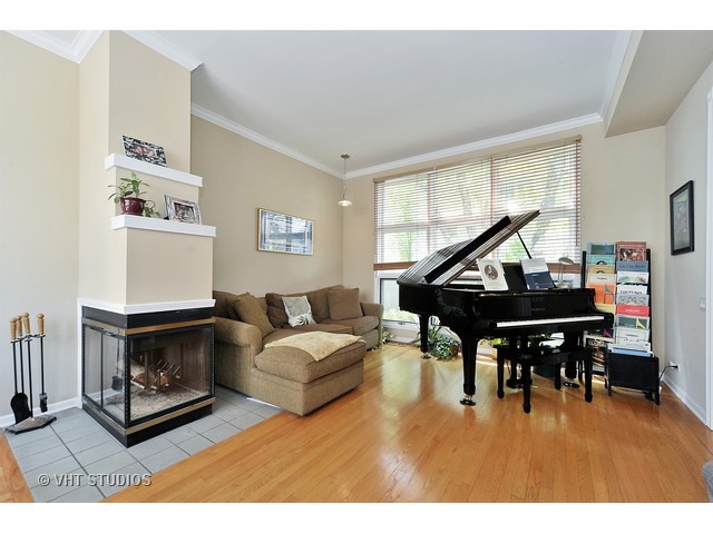 For Sale: 3046 N Sheffield Ave #APT C Chicago, IL 60657
