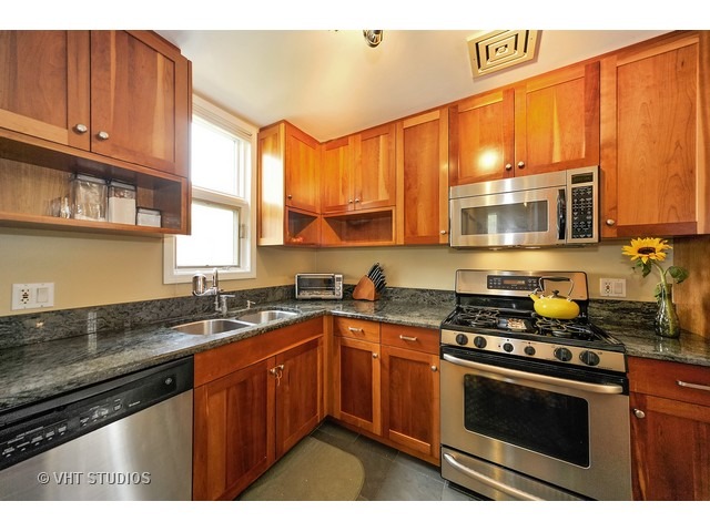 For Sale: 3046 N Sheffield Ave #APT C Chicago, IL 60657