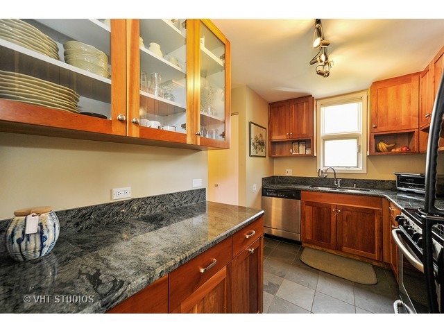 For Sale: 3046 N Sheffield Ave #APT C Chicago, IL 60657