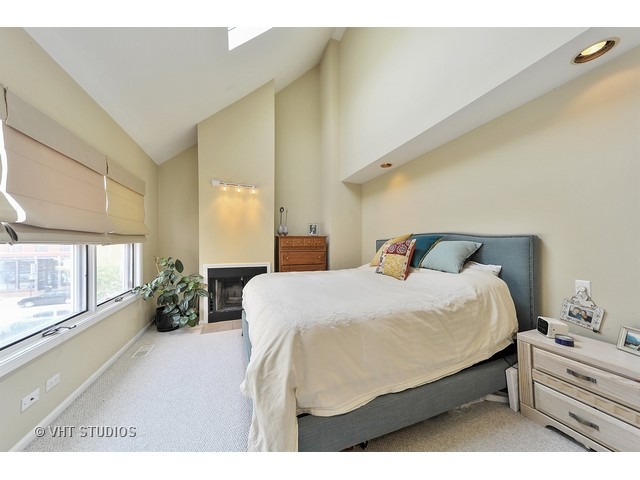 For Sale: 3046 N Sheffield Ave #APT C Chicago, IL 60657