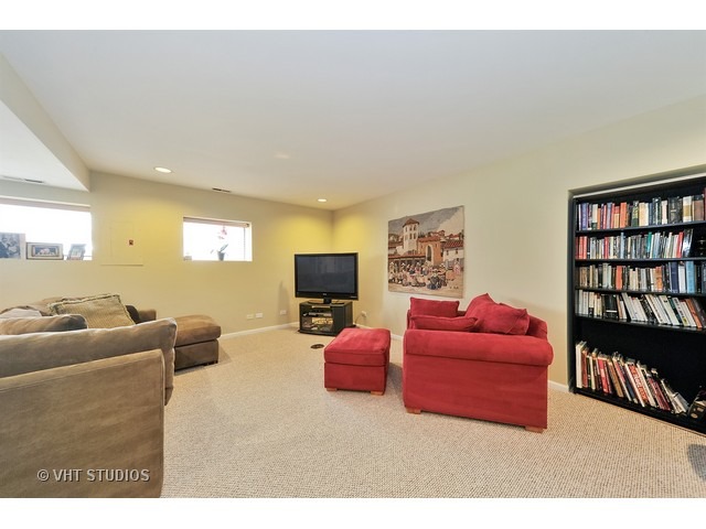 For Sale: 3046 N Sheffield Ave #APT C Chicago, IL 60657