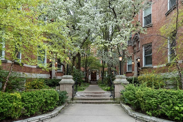 For Sale: 625 W Barry Ave #APT 2N Chicago, IL 60657