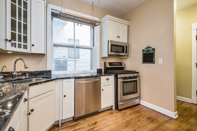 For Sale: 625 W Barry Ave #APT 2N Chicago, IL 60657