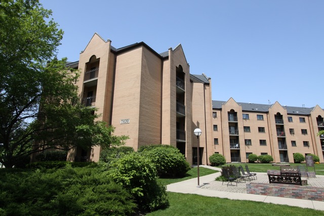 For Sale: 7420 W Lawrence Ave #APT 404 Harwood Heights, IL 60706